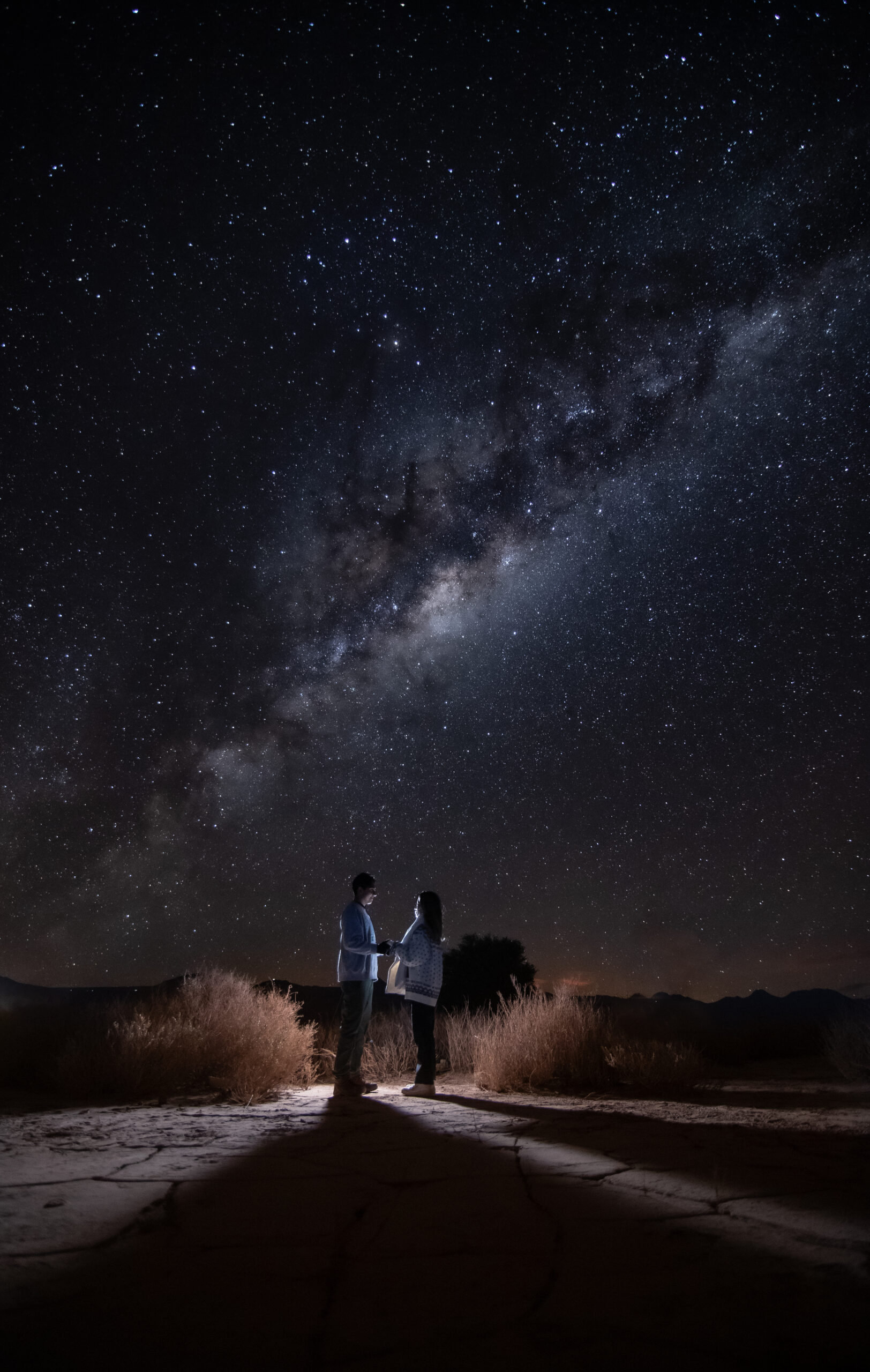 Foto de hombre vestido de astronauta observando la vía láctea - Foto de homem vestido de astronauta observando a Via Láctea