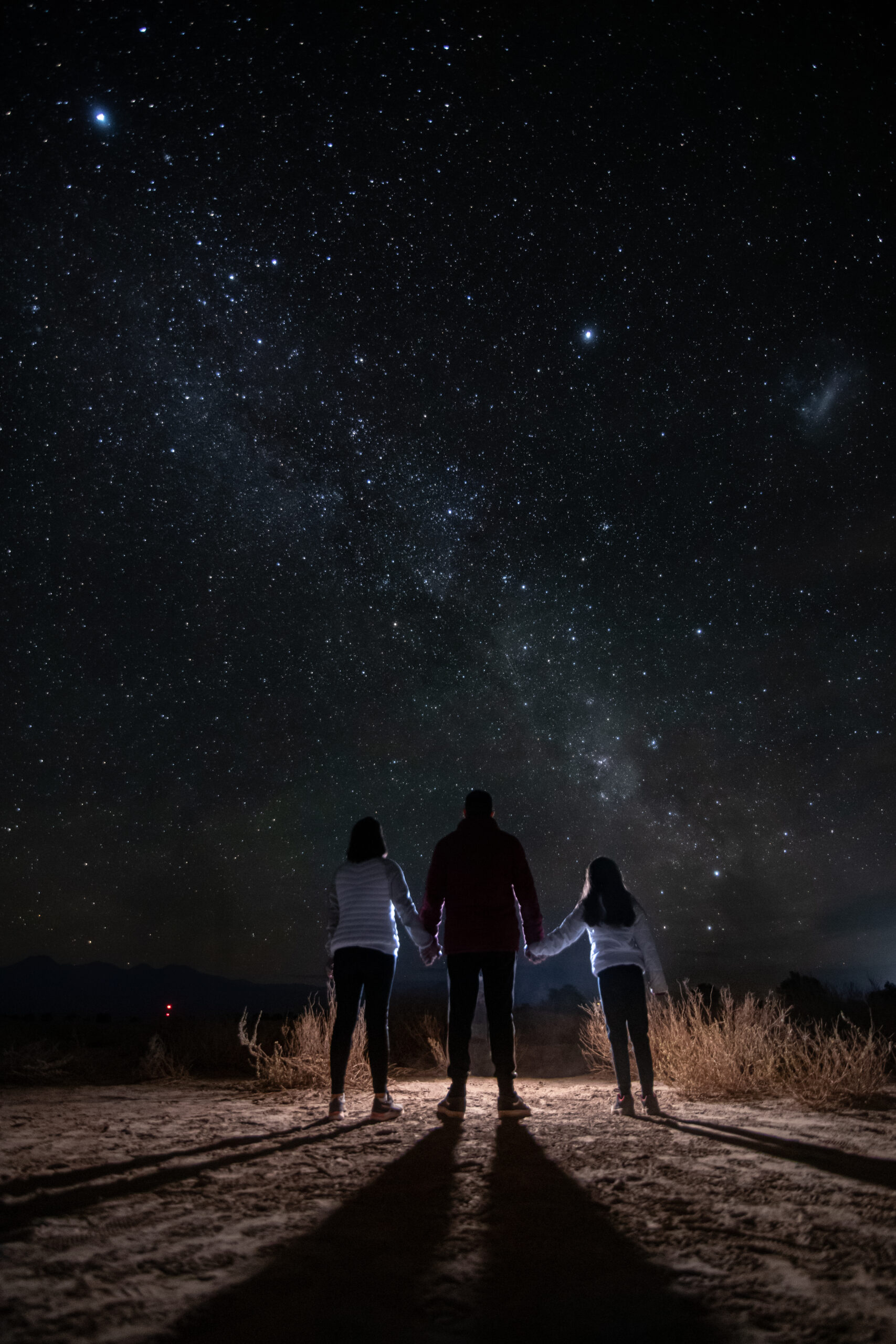 Foto de hombre vestido de astronauta observando la vía láctea - Foto de homem vestido de astronauta observando a Via Láctea
